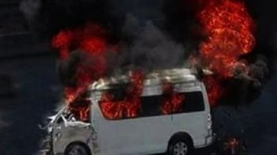 اشتعال النيران في سيارة ميكروباص أعلى دائري القومية العربية