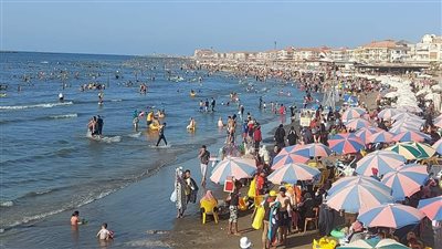 إنقاذ 52 حالة من الغرق وتسليم 121 طفلا تائها لذويهم برأس البر اليوم