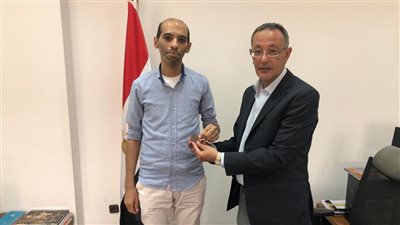 شاب يُهدي متحف الحضارة عملة تذكارية من عهد السلطان فؤاد