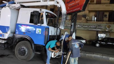 بسبب مخلفات المطاعم.. مياه الأقصر تنفذ حملة تطهير ليلية لشبكات الصرف