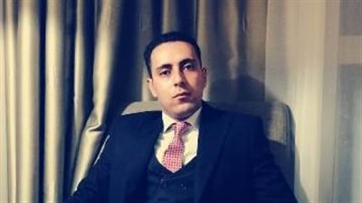 قمر على نافذة زرقاء.. قصيدة للشاعر أحمد حافظ