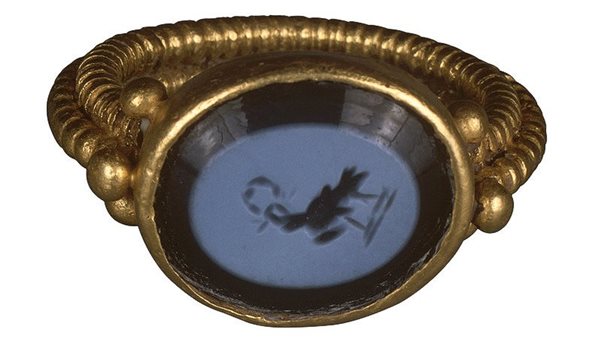 خاتم ذهبى مزين بديك