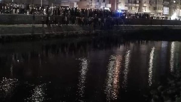 انقلاب سيارة في ترعة