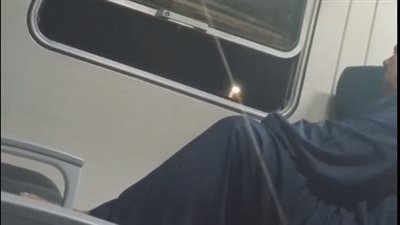 تشابك بالأيدي.. كواليس كشف مرتكب فعل فاضح داخل قطار واستدراج طفل متسول (فيديو)  
