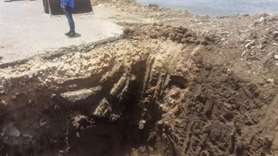 محافظ الشرقية يتابع إصلاح هبوط أرضي بطريق 