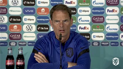 طائرة خاصة تحمل رسالة لمدرب هولندا.. والأخير يرد (صور)