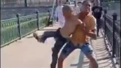 شابان يلقيان طفلًا بترعة المحمودية ويدخلان في نوبة ضحك هستيرية (فيديو)