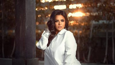 المطربة هدى تغني لـ