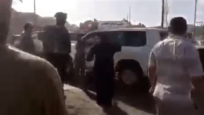 متظاهرون عراقيون يرشقون موكب رئيس الوزراء بالحجارة