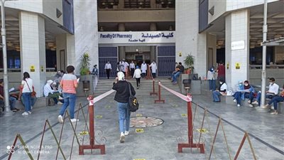 3180 طالبًا يؤدون امتحانات كلية صيدلة عين شمس (صور)