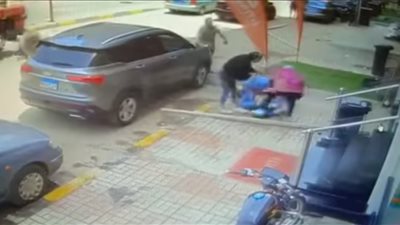 مصرع طالبة ثانوي في شارع باريس بالمنوفية سقط على رأسها لوح خشبي (فيديو) 