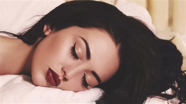 النوم بالمكياج