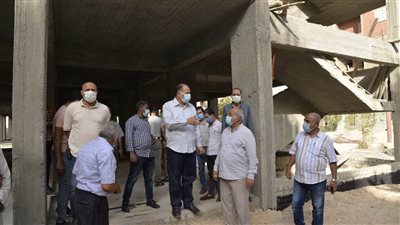 محافظ أسيوط يتفقد أعمال إنشاء مدرسة التجاريين الرسمية لغات