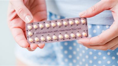علماء يكتشفون آثارا جانبية جديدة على النساء اللواتي يتناولن حبوب منع الحمل