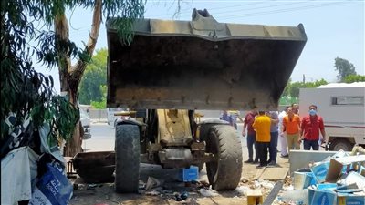 إزالة 13 حالة تعد وبناء مخالف على الطريق الزراعي بالبحيرة