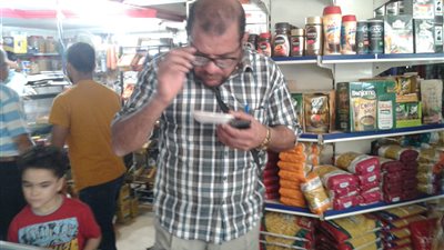 ضبط منتجات غذائية منتهية الصلاحية بسوبر ماركت شهير في سوهاج (صور)