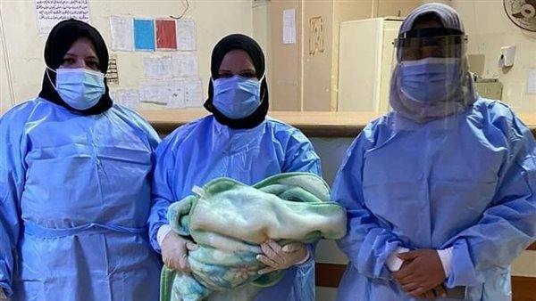 الفريق الطبي والطفلة