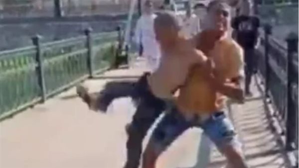 المتهمين بالقاء طفل