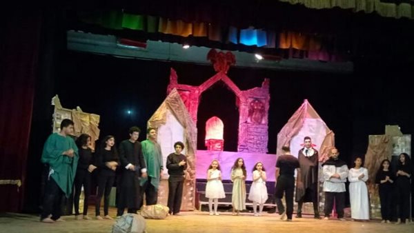 واحد من العروض المسرحية