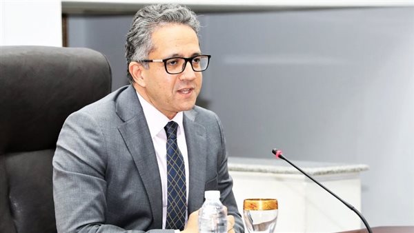 وزير الاثار خالد