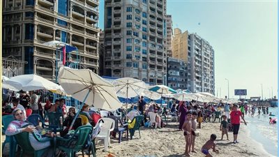 غرامة لمستأجر شاطئ بالإسكندرية لمخالفته الإجراءات الاحترازية والعدد المسموح