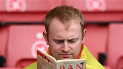 مشجع اسكتلندي يقرأ كتاب 