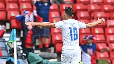 من منتصف الملعب.. هدف عابر للقارات في مباراة التشيك وأسكتلندا