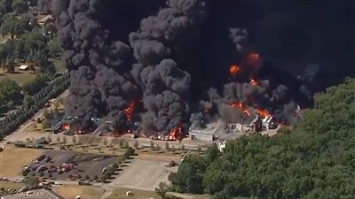 حريق بمصنع كيماويات بولاية إلينوي الأمريكية والسلطات تخلي السكان المحليين (فيديو)