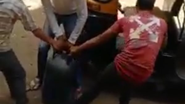 4 أشخاص يتشاجرون