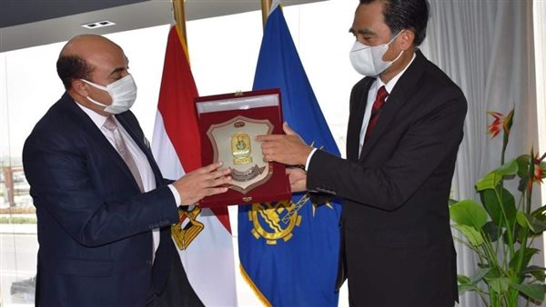 محافظ أسوان مع السفير