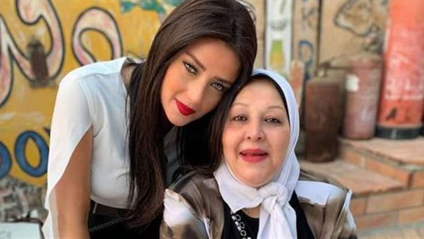 رضوى الشربيني ووالدتها