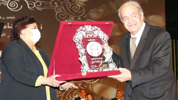  وزيرة الثقافة خلال