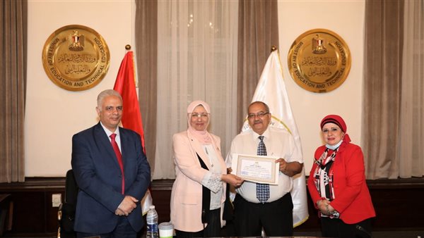 التعليم تكرم الطلاب