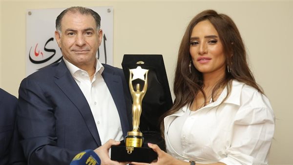 تكرم النجمة زينة