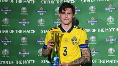 لينديلوف يفوز بجائزة أفضل لاعب في مباراة إسبانيا والسويد