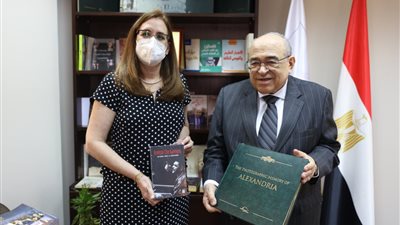 مدير مكتبة الإسكندرية يستقبل سفيرة كوبا ويهديها كتبًا عن جيفارا