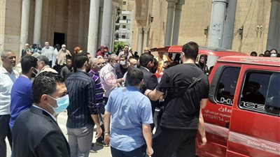 انهيار أحمد شوبير خلال تشييع جثمان شقيقه إلى مثواه الأخير 