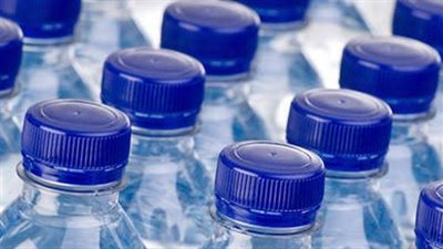 ضبط 2400 زجاجة مياه معدنية من إنتاج مصنع 