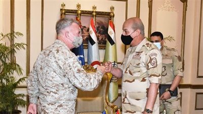 وزير الدفاع والإنتاج الحربي يلتقي قائد القيادة المركزية الأمريكية 