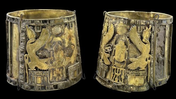 أسورتان من الذهب