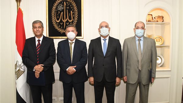 وزير الاسكان ووزير