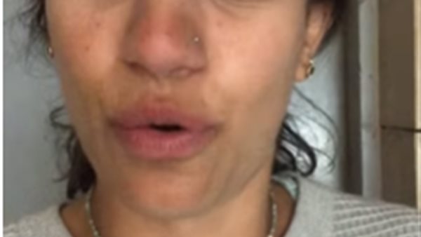 فتاة المطار