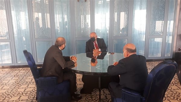 وزير الخارجية مع