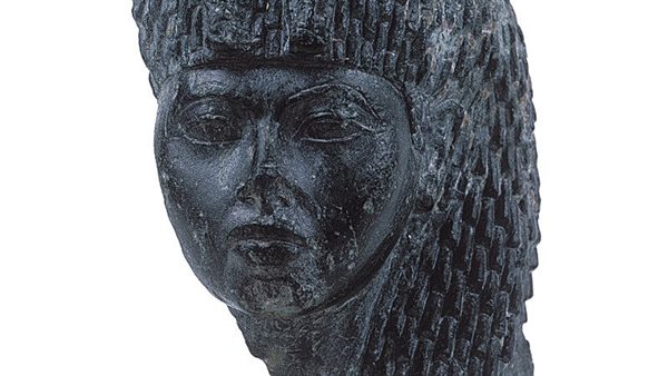 رأس تمثال الملكة