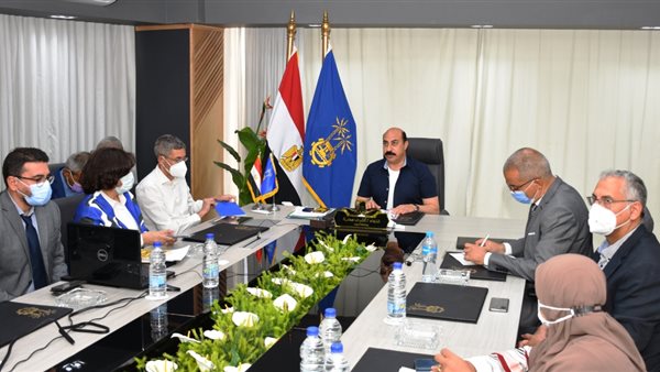 محافظ أسوان خلال