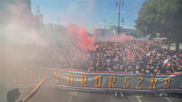 جمهور المجر يهتف