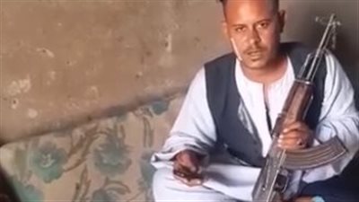 وضع رقم محمول للتواصل.. شاب يروج لبيع المخدرات ويصفه ببروتوكول لعلاج كورونا (فيديو)