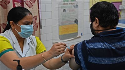 علماء هنود: الحكومة ضاعفت الفجوة بين جرعتي لقاح كورونا دون أساس علمي