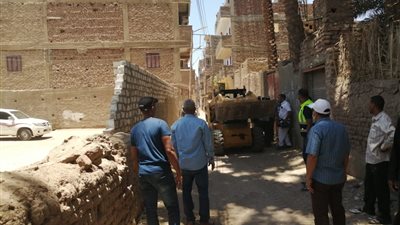 تنفيذ 3 قرارات إزالة لمبانٍ مخالفة وسط مدينة الأقصر (صور)