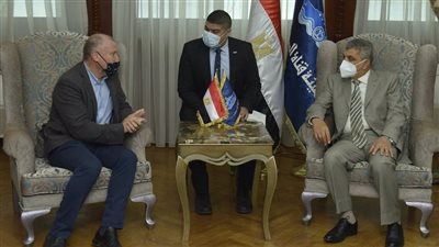 رئيس هيئة قناة السويس يبحث مع السفير الأسترالي سبل التعاون المشترك